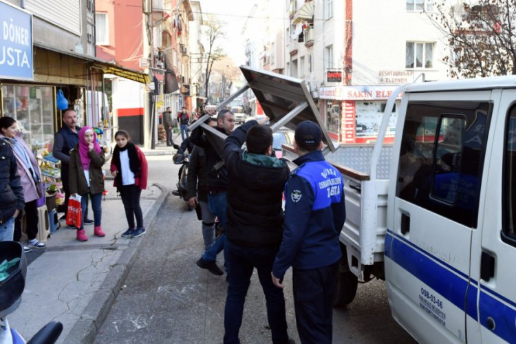 Bursa'da kaldırımlar yayalara kaldı