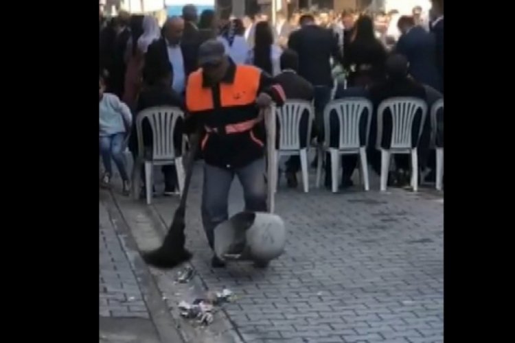 Sokağı halay &ccedil;ekerek temizleyen iş&ccedil;iye bir maaş ikramiye verildi
