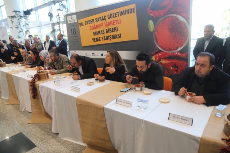 Acı biber yeme yarışması yaptılar