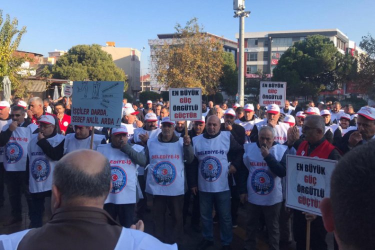 Sendikalar, belediye &ouml;n&uuml;nde eylem yaptı