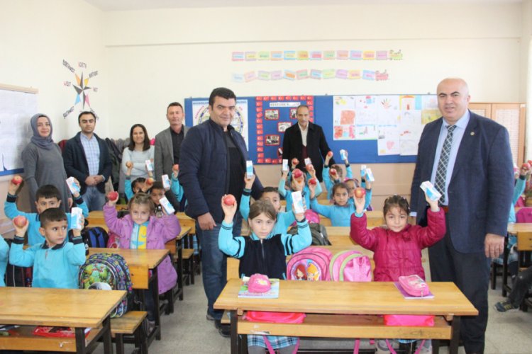 Yerli Malı Haftası'nda &ouml;ğrencilere elma ve s&uuml;t dağıtıldı