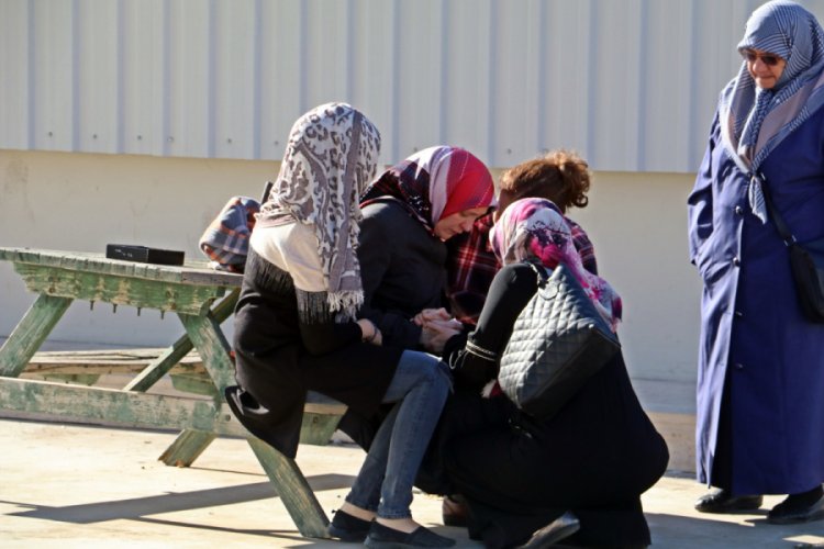 G&ouml;zyaşı d&ouml;ken anneyi, &uuml;niversiteli gencin okul arkadaşları teskin etti