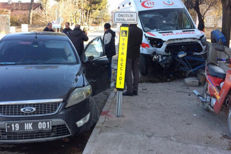 Ambulans ile belediyenin hizmet aracı &ccedil;arpıştı