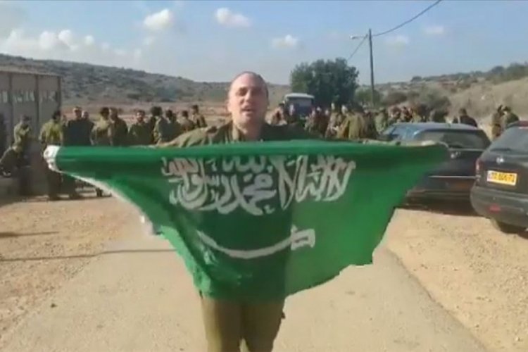 İsrail askeri Suudi Arabistan bayrağı a&ccedil;tı