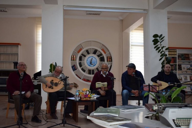 &Uuml;niversitede m&uuml;zik ve şiir dinletisi