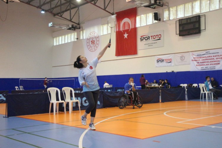 Para Badminton T&uuml;rkiye Şampiyonası Kemer'de başladı
