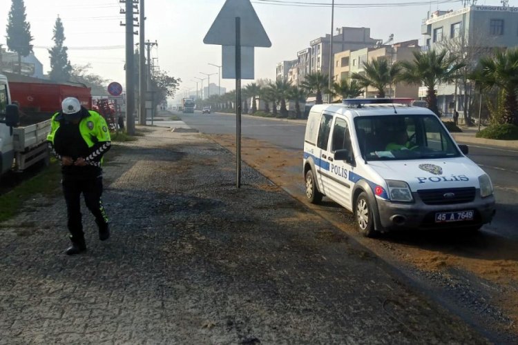 Kamyondan yola d&ouml;k&uuml;len yağ s&uuml;r&uuml;c&uuml;lere zor anlar yaşattı