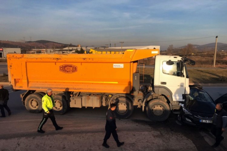 Otomobil ve kamyon &ccedil;arpıştı