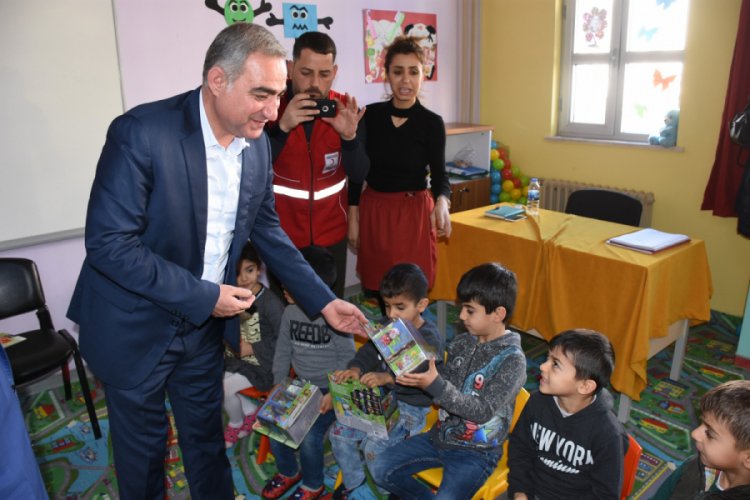 Anaokulu &ouml;ğrencilerine oyuncak hediye edildi