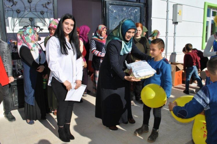 Binbir emekle &ouml;rd&uuml;ler, ilkokul &ouml;ğrencilerine hediye ettiler