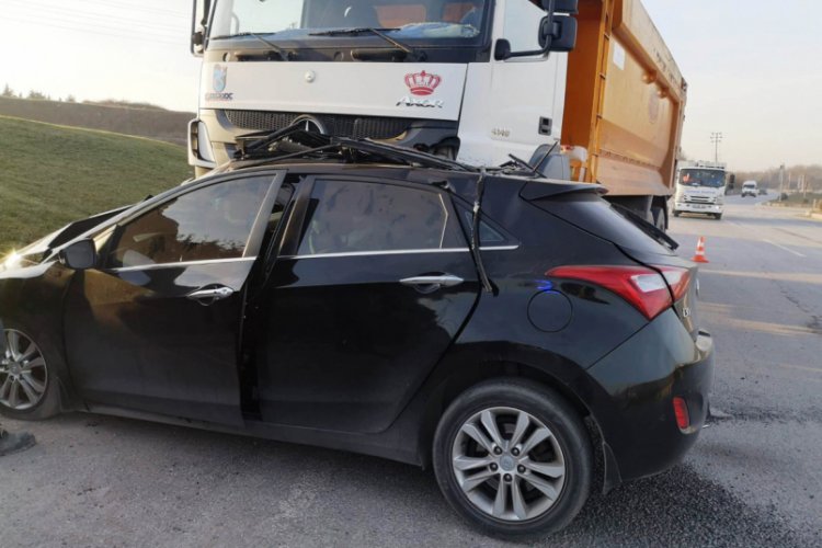 Kavşakta otomobil ile hafriyat kamyonu &ccedil;arpıştı