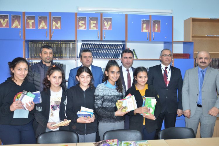 Okula kitap bağışlayınca yargılanmaktan kurtuldu