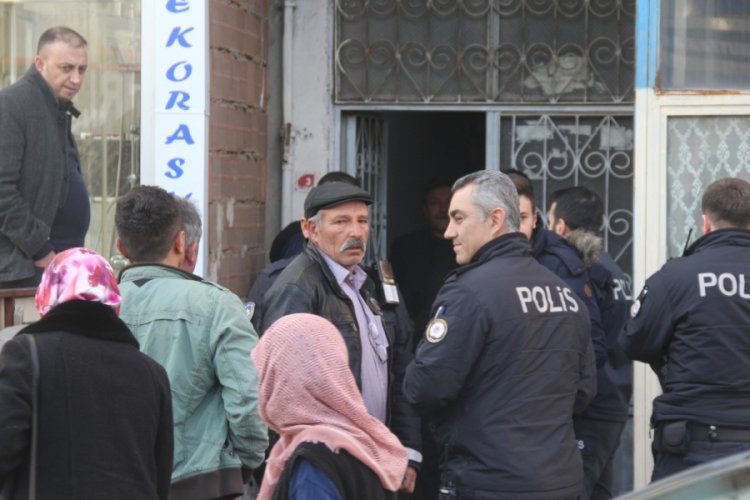 İnşaat iş&ccedil;isi evinde kendisini iple tavana astı