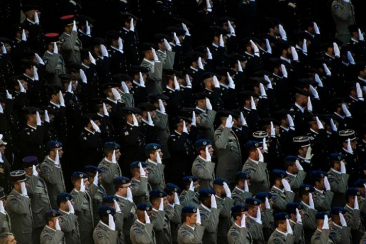 30 Fransız asker radikal dinci &ouml;rg&uuml;tlere katıldı