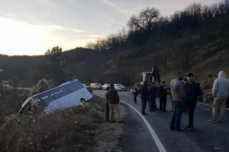 Yolcu şof&ouml;r&uuml;n &uuml;st&uuml;ne d&uuml;şt&uuml;, otob&uuml;s yoldan &ccedil;ıktı