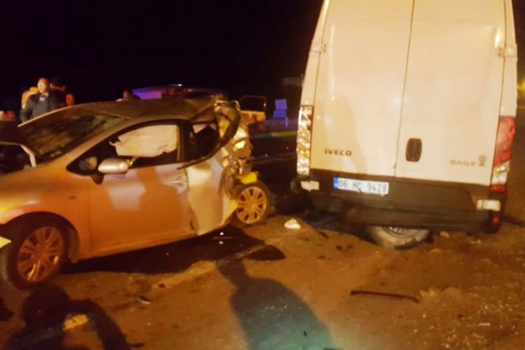 Kamyonet, trafik denetimi i&ccedil;in bekleyen ara&ccedil;lara &ccedil;arptı: 6 yaralı