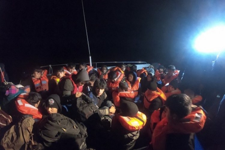 Midilli'ye gitmek isteyen ka&ccedil;ak g&ouml;&ccedil;menler yakalandı