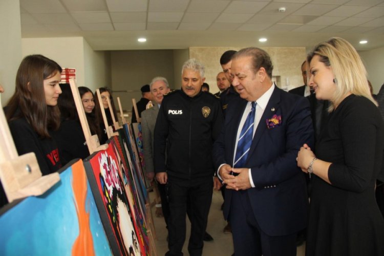 Kaymakamlık binasının girişi &ouml;ğrencilerin eserleri ile doldu