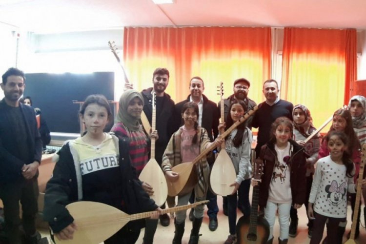 DP&Uuml;'l&uuml; &ouml;ğrencilerden ilkokula m&uuml;zik sınıfı