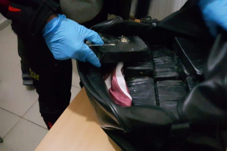 Yolcunun valizinden 10 kilo eroin &ccedil;ıktı