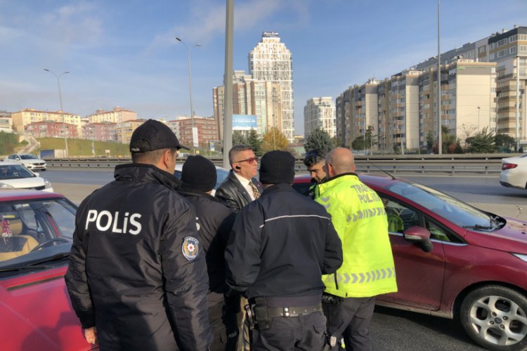 S&uuml;r&uuml;c&uuml; ortalığı birbirine kattı
