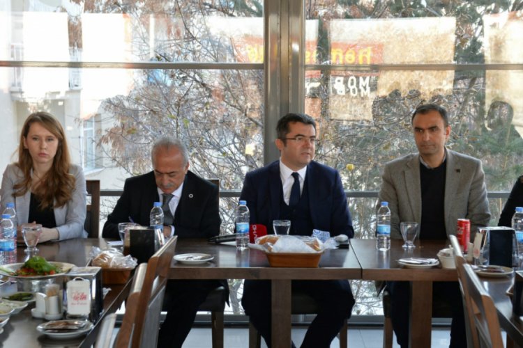 Valiye soru sorup, birlikte yemek yediler