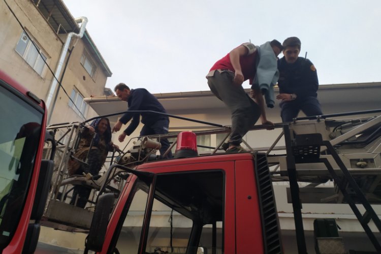 Bursa'da alevler i&ccedil;inde kalan 3'&uuml; &ccedil;ocuk 10 kişi kurtarıldı