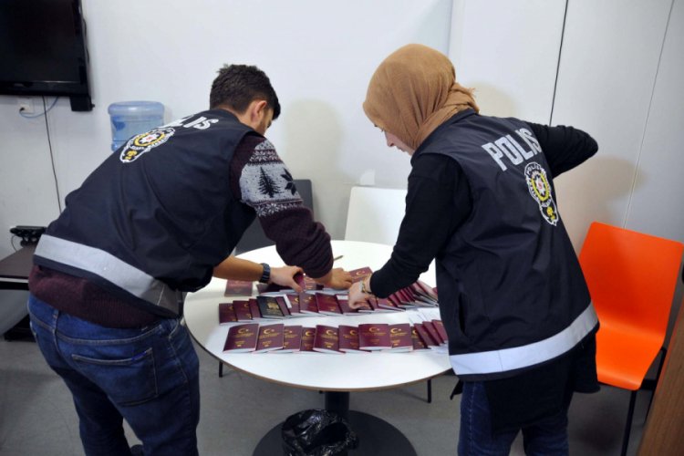 Sahte belgelerle Fransa'ya gitmek isterlerken yakalandılar