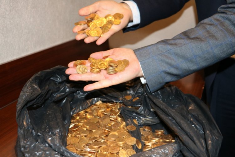 Otel odasında y&uuml;zlerce tarihi altın buldular