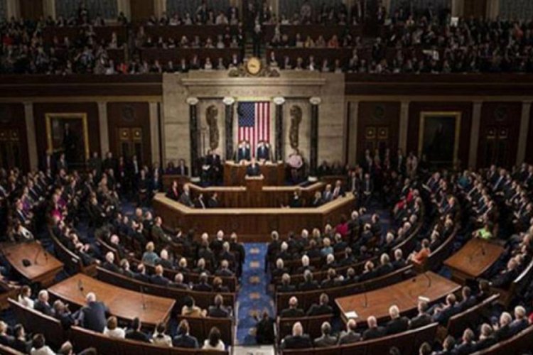 Senato, h&uuml;k&uuml;metin kapatılmasını &ouml;nlemek i&ccedil;in iki b&uuml;t&ccedil;e onayladı