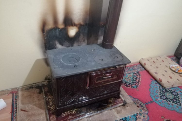 &Ccedil;ıkan yangında 3 kişi dumandan etkilendi