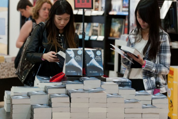 'Grinin Elli Tonu' en &ccedil;ok satanlar listesinde ilk 3 sıraya yerleşti