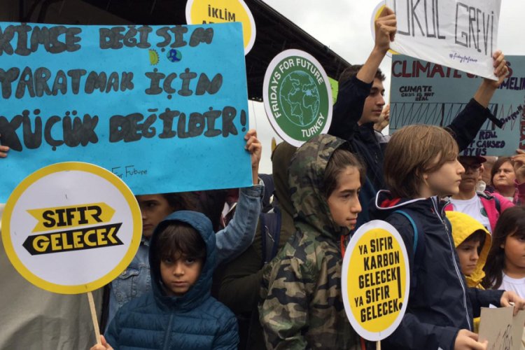 "Gen&ccedil;ler i&ccedil;in d&uuml;nyanın en b&uuml;y&uuml;k sorunlarından biri iklim değişikliği"