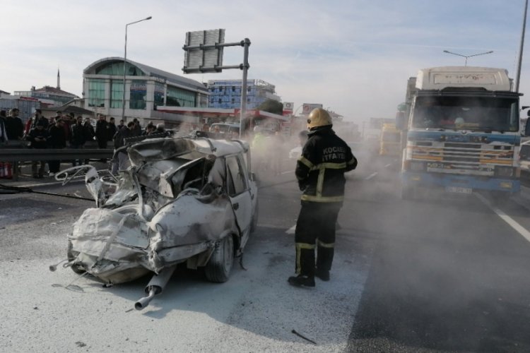 &Ccedil;arpışan ara&ccedil;lar alev aldı