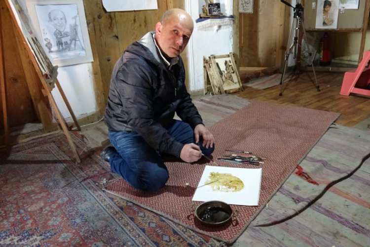 Boya yerine kahve kullanarak resim yapıyor
