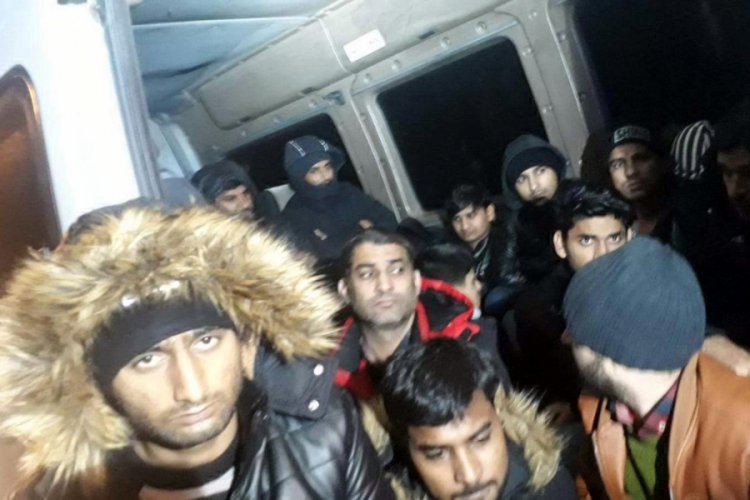 Boğulmak &uuml;zere olan 30 g&ouml;&ccedil;meni polis kurtardı