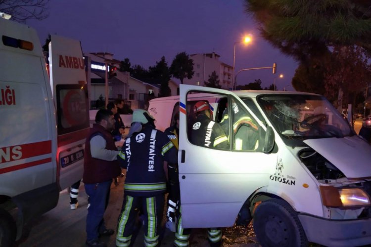 İki minib&uuml;s kavşakta &ccedil;arpıştı