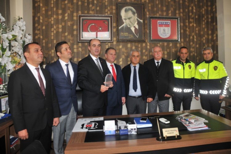Ayın şof&ouml;r&uuml; &ouml;d&uuml;l&uuml;n&uuml; Emniyet M&uuml;d&uuml;r Yardımcısı Eyipoğlu'ndan aldı