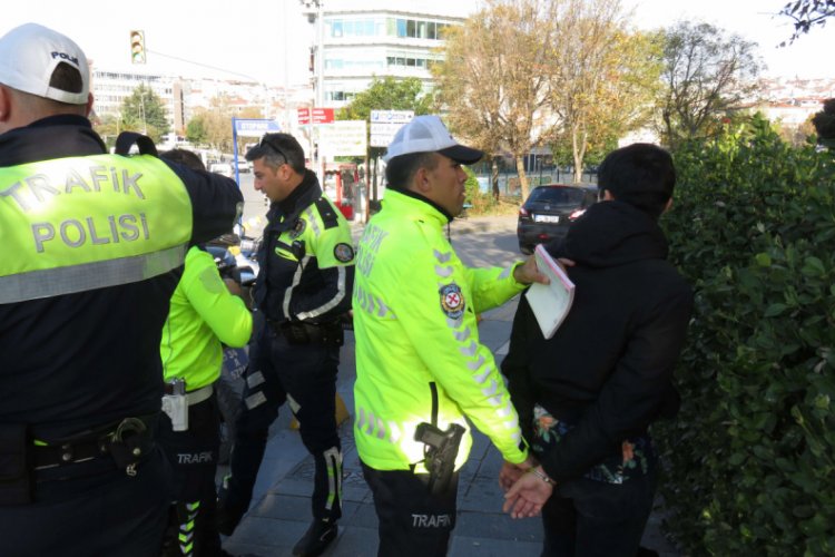 Ka&ccedil;an motosikletli, polisi 10 metre s&uuml;r&uuml;kledi