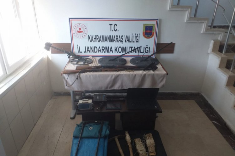 Arkeolog, ka&ccedil;ak kazı yaparken yakalandı