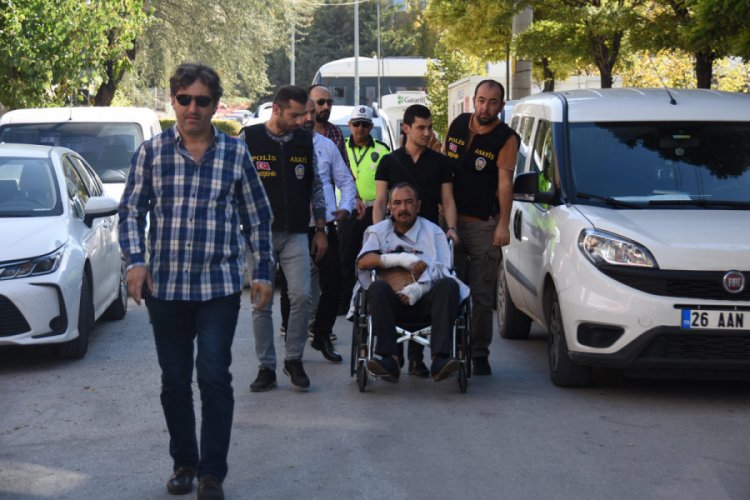Eşini satırla &ouml;ld&uuml;ren sanık, 'kasten yaralama' davasında hakim karşısında