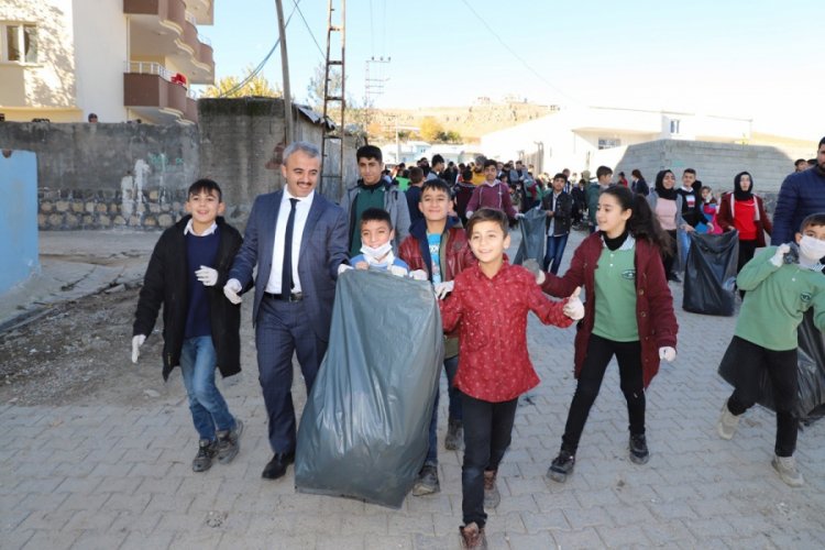 Kaymakam, &ouml;ğrencilerle &ccedil;evreyi temizledi