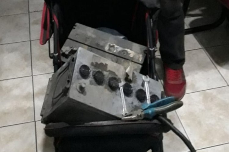 Ak&uuml; hırsızı, &ccedil;aldığı ak&uuml;leri bebek arabasıyla g&ouml;t&uuml;r&uuml;rken yakalandı