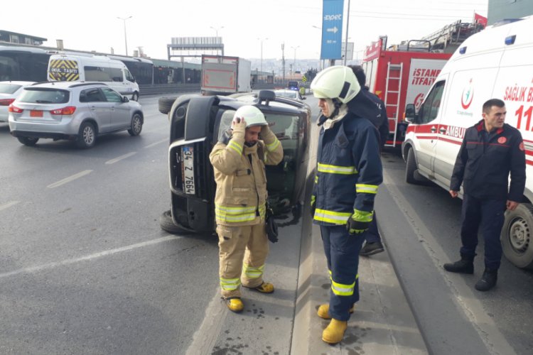 Devrilen otomobil trafik yoğunluğu oluşturdu