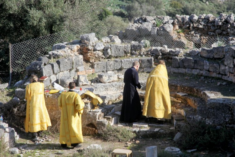 Ortodoks Kilisesi temsilcilerinden tarihi kilise kalıntılarının arasında ayin
