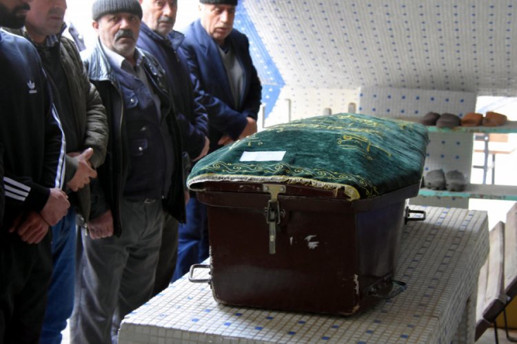 Minik Helin, son yolculuğuna g&ouml;zyaşlarıyla uğurlandı