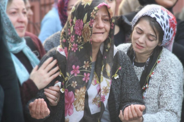Cenazeye katılan annenin acı feryadı: Yaktın beni oğlum"