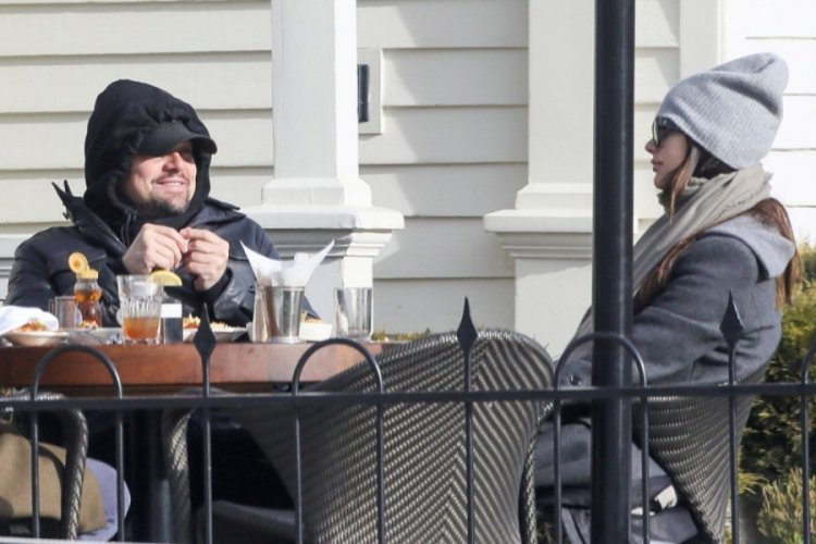 Leonardo DiCaprio sevgilisini elleriyle besledi