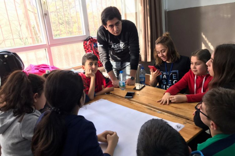 &Uuml;niversite &ouml;ğrencileri d&uuml;nya sorunlarına &ccedil;&ouml;z&uuml;m i&ccedil;in buluştu