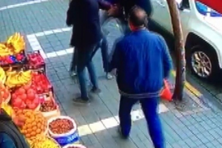 Akrabalar arasında bı&ccedil;aklı kavga: 2 yaralı